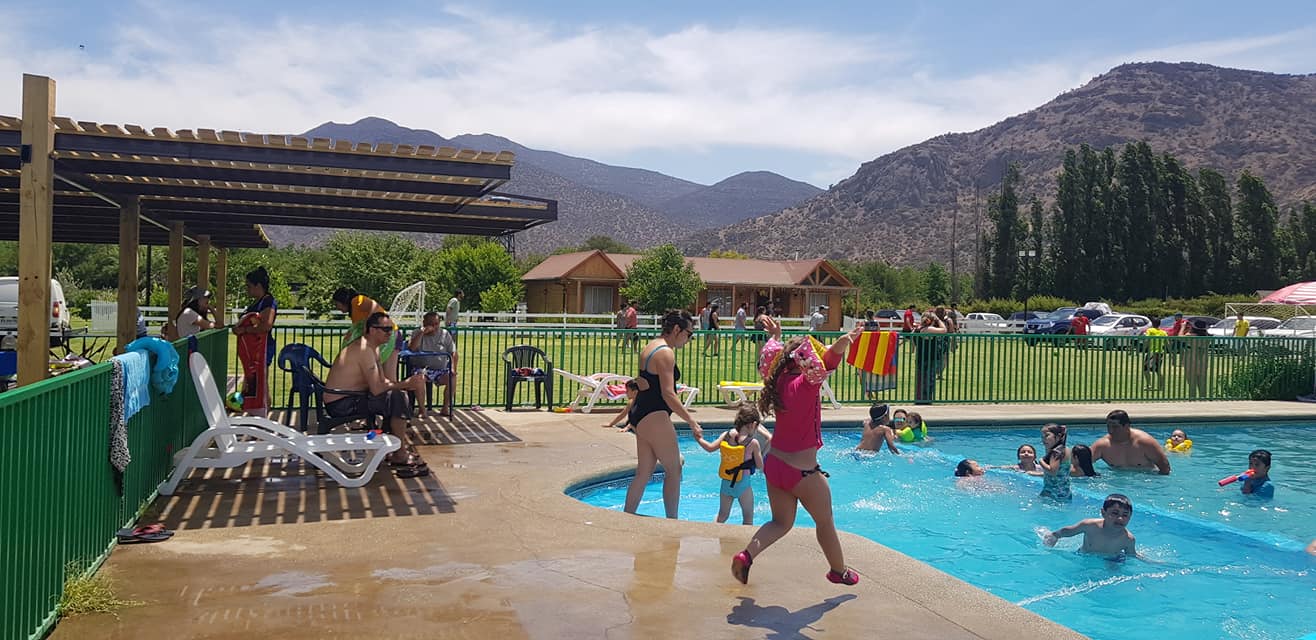 foto piscina evento mucha gente