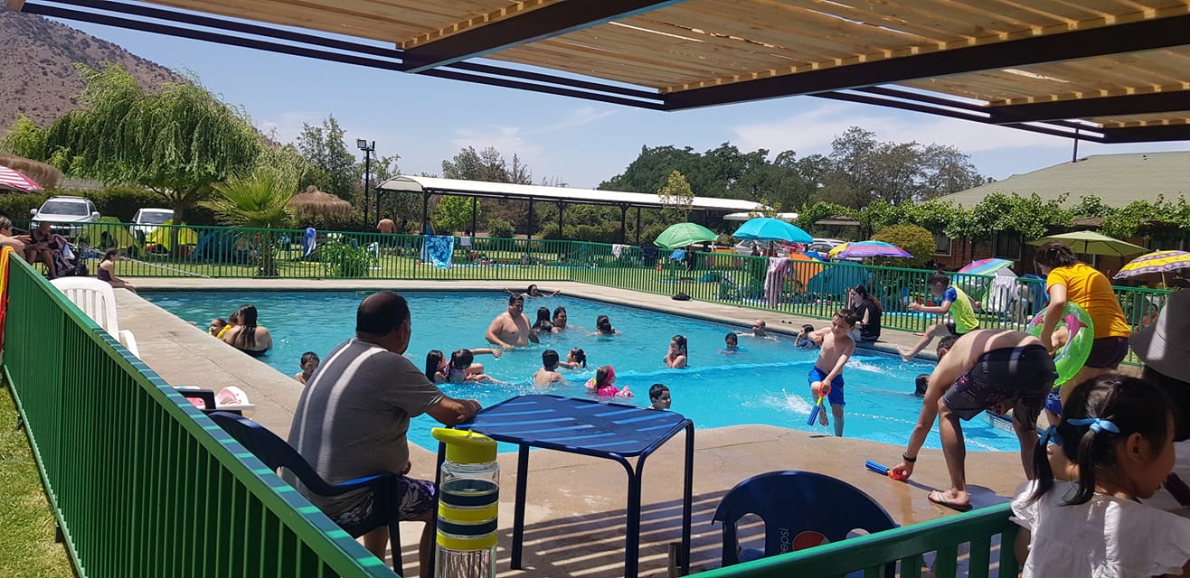 foto piscina mucha gente evento